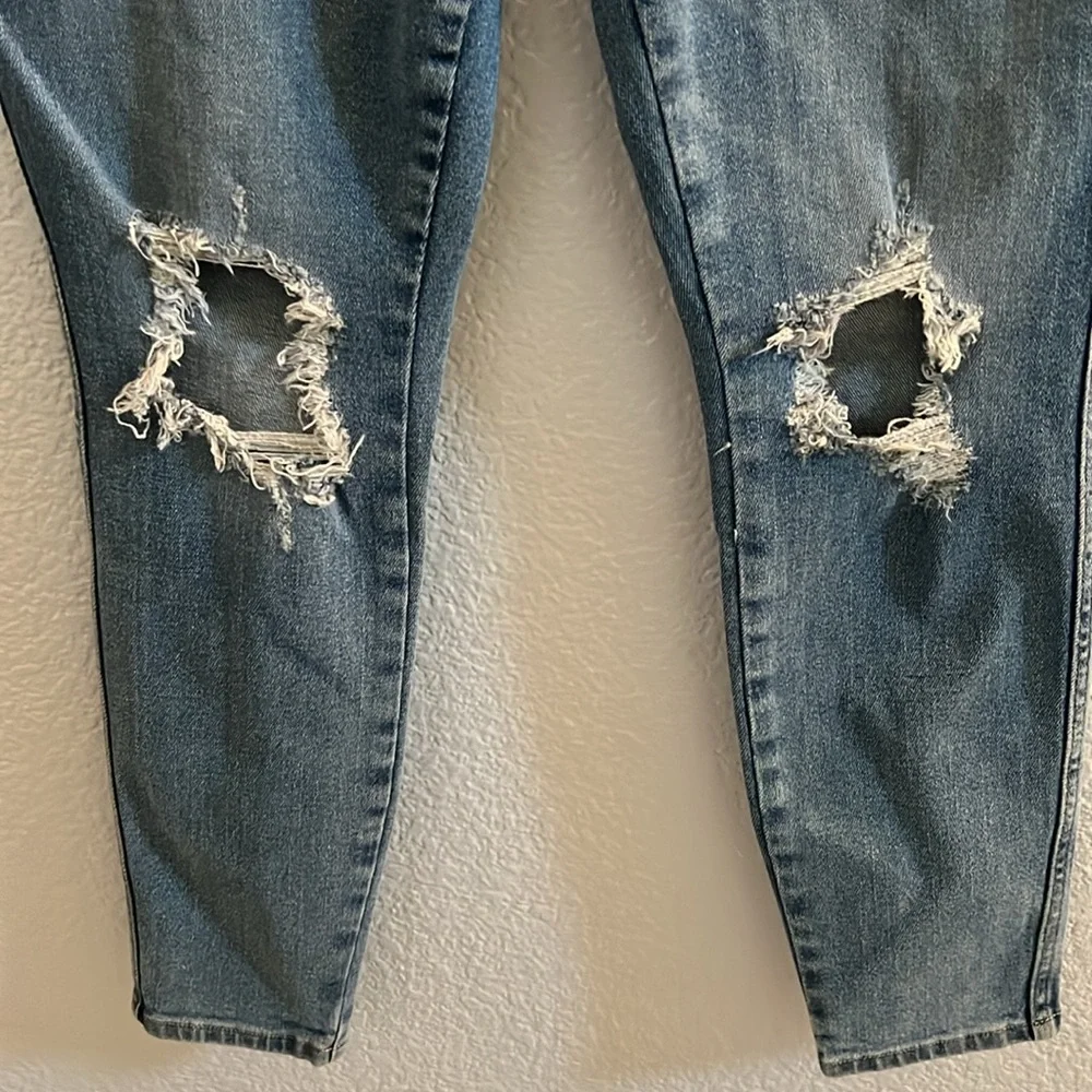 Good American Good Curve Skinny Crop Distressed Jeans - Picture 8 of 9